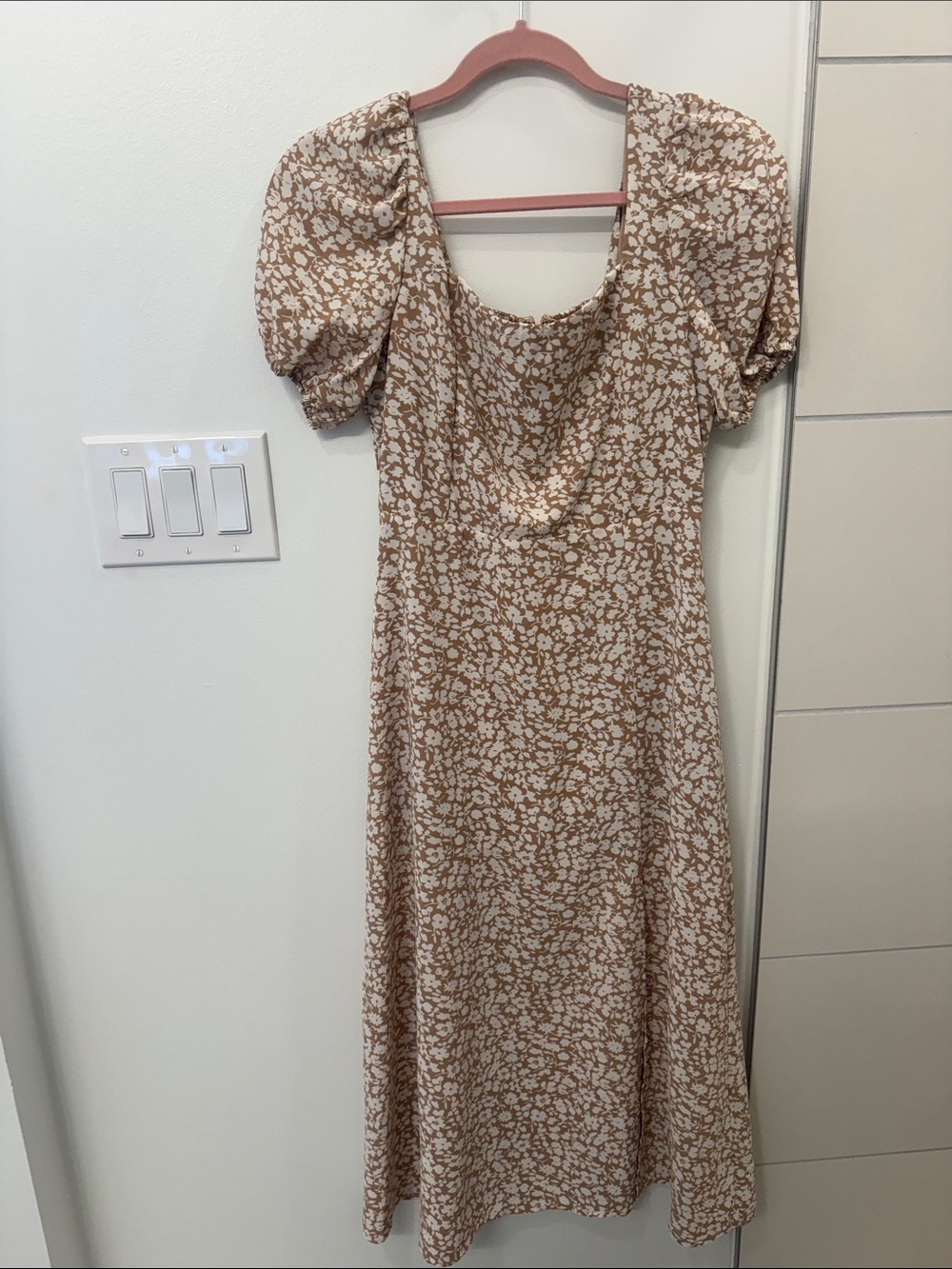 Women's Floral Puff-Sleeve Midi Dress in Beige and White